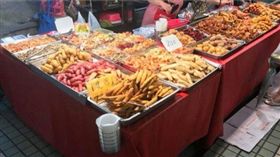 奧客狂凹老闆竟還趁機偷2顆花枝丸，被發現後惱羞。（圖／翻攝爆料公社）