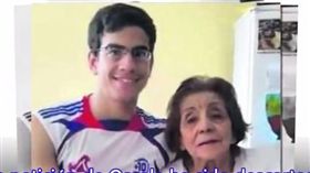  阿根廷出現了相差68歲的「奶孫戀」！一名現年25歲的奧索拉（Mauricio Ossola）戀上自己的9旬姨婆羅蘭達（Yolanda Torres），還拍胸脯保證「她是我最愛」，不料妻子死後卻秒領撫恤金，讓不少人認為奧索拉的結婚動機不單純。（圖／翻攝自《ZEVO NOTICIAS》YouTube)