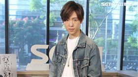 方泂鑌上安安大明星直播自彈自唱。（記者邱榮吉/攝影）