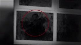 英國曼徹斯特有一名聲稱被鬼魂纏身的女子凱倫（Karen Wakefield），她坦言自己被159歲的麥爾坎（Malcolm）鬼魂纏身13年，雖然一開很可怕，但祂其實很友善，不僅會做出貼心舉動，甚至還模仿她與男友的聲音逗弄她，讓凱倫直呼，「我早已把祂當家中的一份子了！」（圖／翻攝自《Prime Multiple News》YouTube）