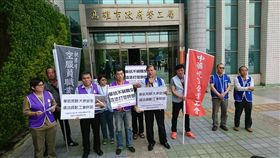 華航潘姓空少患有蕁麻疹，向公司反應戴手套執勤竟無預警遭轉調地勤。（圖／翻攝高雄市產業總工會臉書）