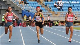 ▲張秝羚（左）於全中錦100公尺摘金，妹妹張秝榕（右）摘銅。（圖／記者蔡宜瑾攝影）