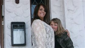 英國曼徹斯特有一名聲稱被鬼魂纏身的女子凱倫（Karen Wakefield），她坦言自己被159歲的麥爾坎（Malcolm）鬼魂纏身13年，雖然一開很可怕，但祂其實很友善，不僅會做出貼心舉動，甚至還模仿她與男友的聲音逗弄她，讓凱倫直呼，「我早已把祂當家中的一份子了！」（圖／翻攝自凱倫臉書）