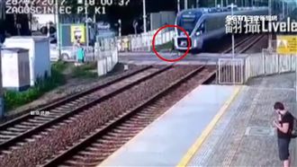 女子狂奔穿越平交道　遭火車高速撞飛