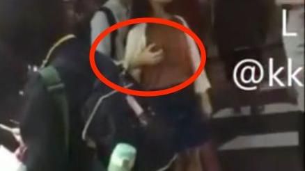 顧慮一下別人感受！男當街抓女友奶！