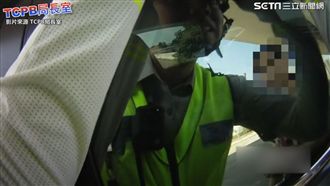 寶寶反鎖車內　暖警耐心安撫粗心媽媽