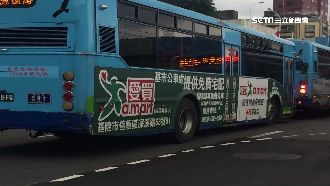 廣告太大引遐想　公車「載客兼宅配」