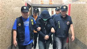 孫男潛入東南亞戲院少東的豪宅，竊取江詩丹頓名錶、LV包及現金180萬元等財物，警方循線將他及施姓共犯逮獲，訊後將兩人依竊盜及毒品罪送辦（楊忠翰攝）