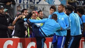 ▲Patrice Evra出腳踢場邊球迷。（圖／翻攝自Mirror官網）