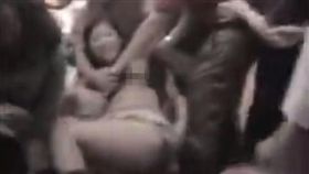 大陸鬧新人洞房，一群男子卻扯伴娘衣服扯到她露點。（圖／翻攝微博）