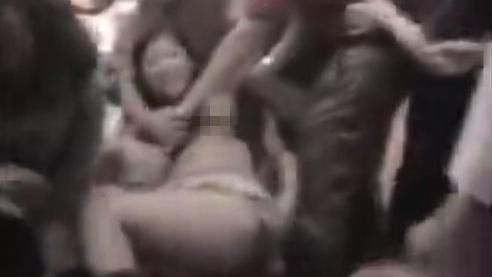 鬧新人洞房…伴娘被扯衣露點還羞笑