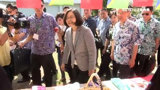 蔡英文台上講話　陳時中竟睡到吃手手