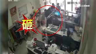 男上門砸電腦　淡定姐盯螢幕不為所動