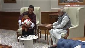 好萌!不丹小王子隨雙親訪印度 超級搶眼