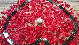 大陸一名遊戲工程師買了25支iPhone X擺成愛心形狀向女友求婚。（圖／翻攝南方都市報）