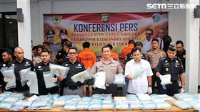 刑事局國際科與印尼警方合作，順利攔截從高雄港運至印尼的貨櫃，並從堆高機內搜出88公斤的安非他命，並逮獲3名印尼籍男子（翻攝畫面）