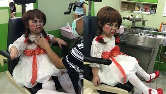 安娜貝爾來不及卸妝　看診男童眼神死