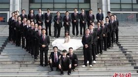 班上只有一名女性！拍畢業照大玩創意　女網友羨煞不已（畢業照／翻攝自中國經濟網微博）