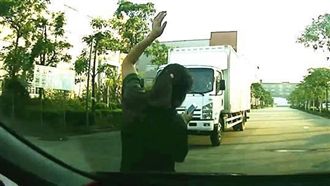 女走路滑手機遭撞　駕駛竟是自己老公