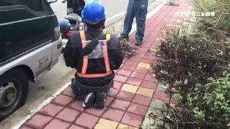 偷上萬工具被抓包　賊下跪道歉求放過