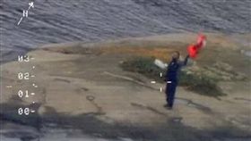 水手揮舞救生衣求救（圖／翻攝自太陽報）
