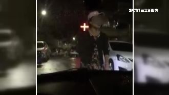 時隔1年再槓擋車婦　車主驚覺又是她