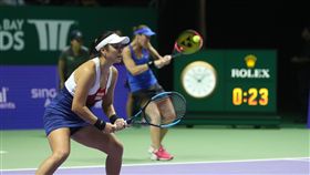 詹辛配WTA年終賽雙打首開紅盤世界女子職業網球協會（WTA）年終賽，名列大會頭號種子的詹詠然（左）與瑞士好手辛吉絲（右）26日晚間以直落二，擊敗德國女將葛羅菲德和捷克女將佩絲克。中央社記者黃自強新加坡攝106年10月26日