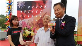 老榮民羅昌林捐助遺孤　李翔宙讚英雄（1）退伍後單身獨居的93歲老榮民羅昌林（中），每月僅微薄的退休俸生活，還長期捐助認養榮民遺孤，21日受捐助的林姓大學生（左）與羅昌林相見歡、獻花感謝，國軍退除役官兵輔導委員會主任委員李翔宙（右）也推崇默默行善的老榮民是英雄。中央社記者李先鳳攝　106年10月21日