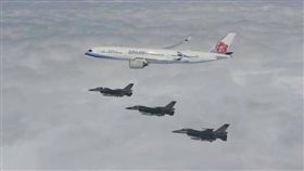 蔡英文出訪南太平洋回國，空軍出動四架F-16伴飛 空軍司令部提供