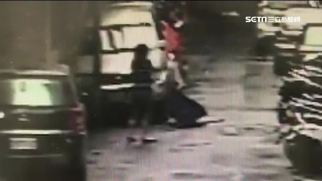 遭鷹架鐵條砸中　女子靠「撐傘」保命
