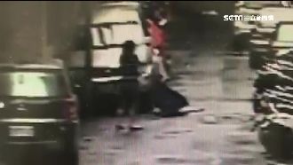 遭鷹架鐵條砸中　女子靠「撐傘」保命