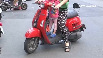2歲童站機車踏板　誤催油門暴衝摔傷