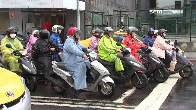 輕便雨衣亂飄恐奪命　兩件式相對安全