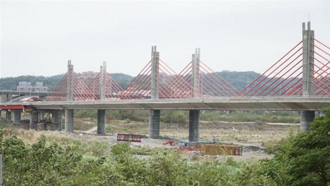 強風襲新竹釀3意外　翁走橋上被吹倒