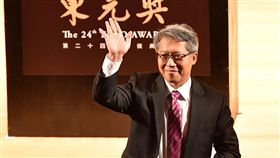 中研院長廖俊智出席東元獎頒獎典禮中央研究院院長廖俊智4日下午在台北松菸誠品表演廳出席第24屆東元獎頒獎典禮擔任頒獎人，並向在場與會貴賓揮手致意。中央社記者王飛華攝　106年11月4日