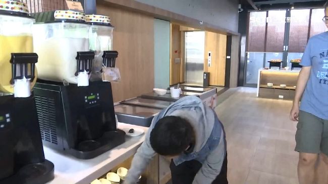 自助吧當試吃？婦用過湯匙2挖冰淇淋
