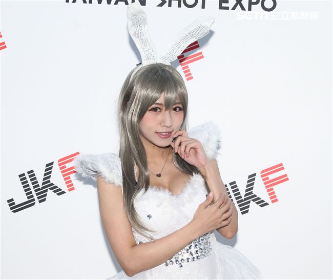 COSPLAY界（同人誌）頗富盛名的「魅力女神」潘家儀（Kazumi）接受三立新聞網專訪。（記者邱榮吉/攝影）