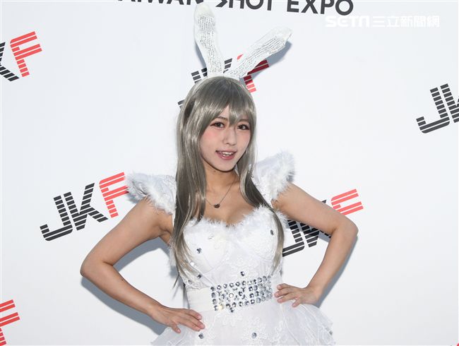 COSPLAY界（同人誌）頗富盛名的「魅力女神」潘家儀（Kazumi）接受三立新聞網專訪。（記者邱榮吉/攝影）