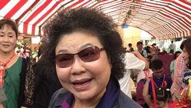 回應柯文哲　陳菊：指教批評應有確切數據台北市長柯文哲與高雄市長陳菊（中）近期因舉債問題隔空喊話，雙方你來我往。陳菊4日出席穩發漁業集團兩艘新船進水典禮後受訪表示，希望任何指教或批評應有確切的數據才有意義。中央社記者王淑芬攝　106年11月4日