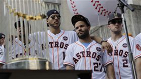 ▲休士頓市民與太空人狂歡。（圖／美聯社／達志影像）