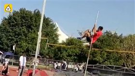 真是絕了！撐竿跳大賽陸生「順杆爬」