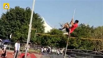 撐竿跳竟有這「絕招」！這男大生太強