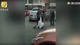 女子坐地板大吵大鬧(https://www.youtube.com/watch?v=Q4GKYRAdLxw)