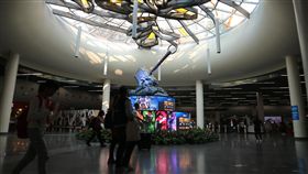 人民廣場地鐵站地下步行街上海人民廣場地鐵站地下步行街聽說是防空洞改建的，上海年輕人繪聲繪影地說著有關人民廣場鬧鬼的事情。中央社記者陳家倫上海攝　106年11月5日