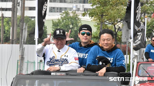 ▲桃猿封王遊行鄭文燦、劉玠廷與洪一中。（圖／記者王怡翔攝）