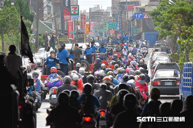 ▲桃猿封王遊行熱情球迷（圖／記者王怡翔攝）