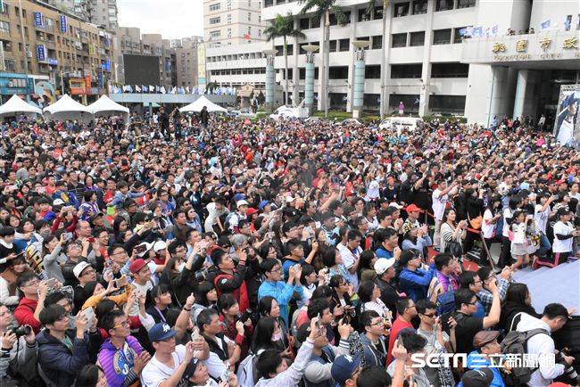 ▲桃猿封王遊行超過萬名球迷。（圖／記者王怡翔攝）