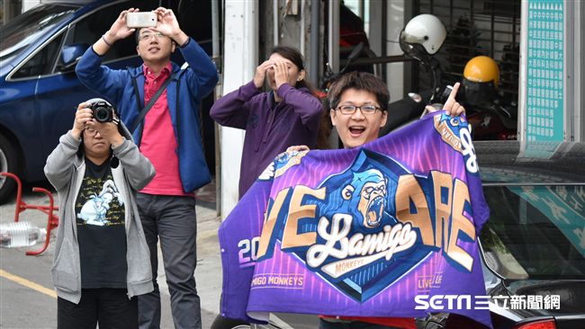 ▲桃猿封王遊行熱情球迷（圖／記者王怡翔攝）