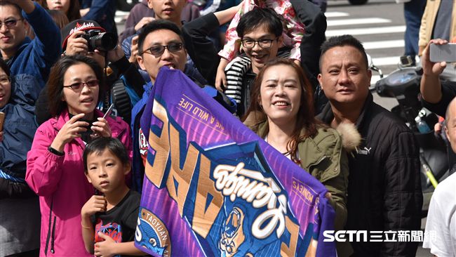 ▲桃猿封王遊行熱情球迷（圖／記者王怡翔攝）