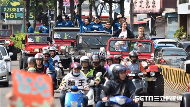 ▲桃猿封王遊行熱情球迷（圖／記者王怡翔攝）